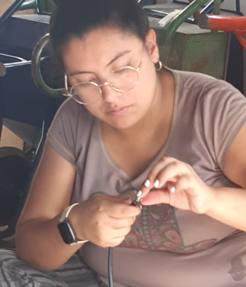 vecina crimpeando cable